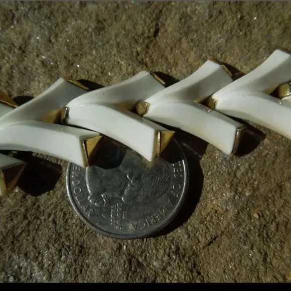 Mid Century Modern Crown Trifari White and Gold Tone Chevron Bracelet7 7 1/4 - Picture 14 of 14